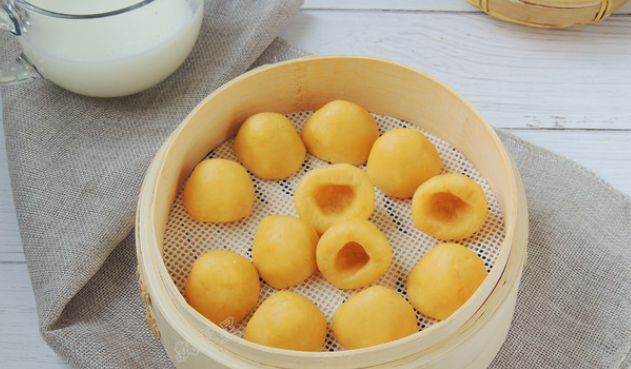 孩子最爱吃的奶香糯米窝窝头,香甜松软,放凉后吃着q弹更有嚼劲__财经