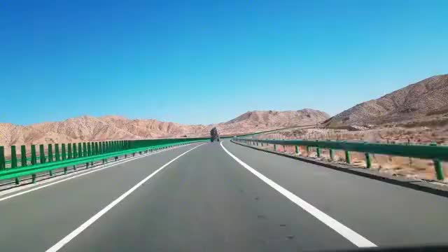 自驾游青海柴达木盆地,驾车行驶在g6京藏高速上,沿途风景很壮