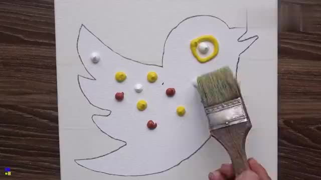 首先挤出12坨颜料运用刷子画了一幅最浪漫的事