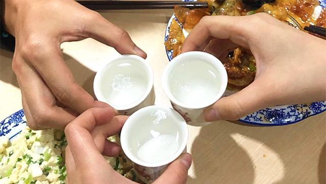 白酒太烈了加点什么好喝，白酒太烈可以兑水喝吗