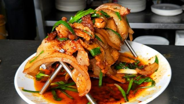 一份回锅肉只有10片却卖400元看到商家的解释网友不算贵