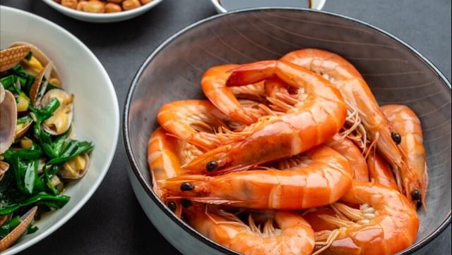 水煮虾用冷水还是开水都不对难怪肉质又老又柴腥味还很大