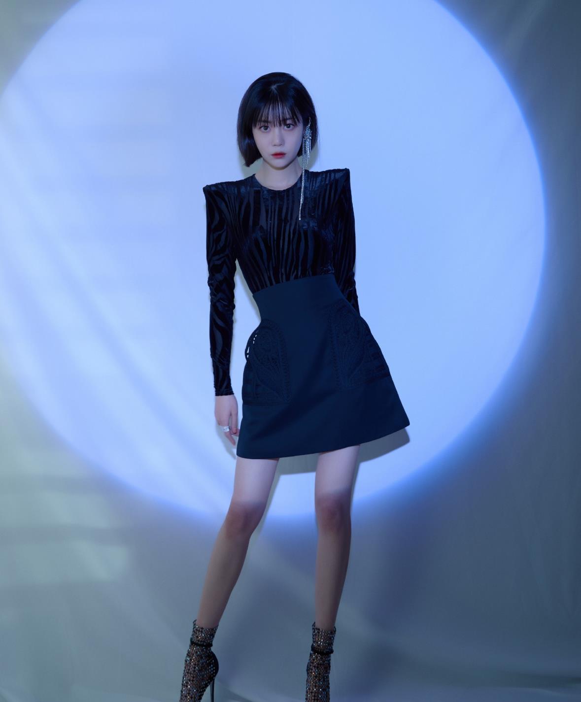 李溪芮真会穿衣,完美利用a字短裙配上高跟鞋,显高又显瘦