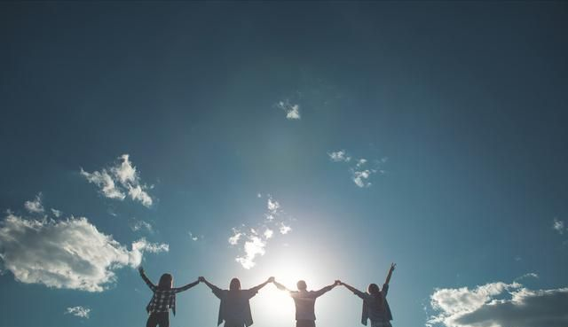 一枚枚精美的书签,写满浓浓的爱意,装订成册,书一首青春快乐忧虑的诗