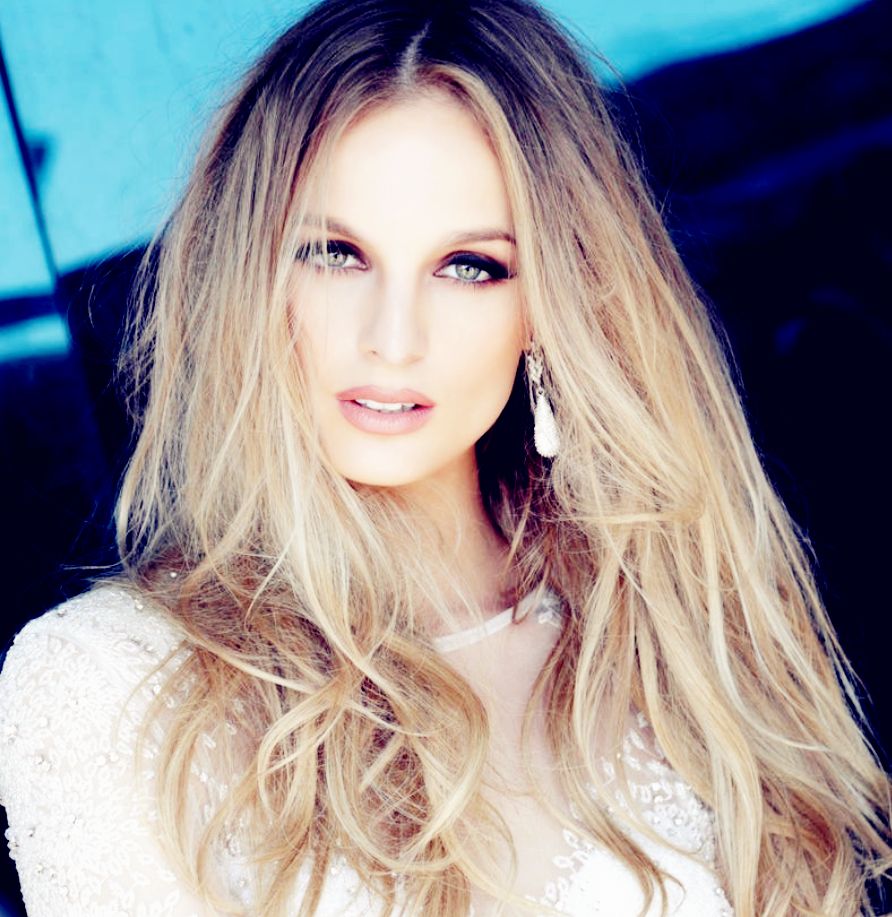 阿尔及利亚的顶级美人,颜值与才华俱佳,休闲美搭好接地气