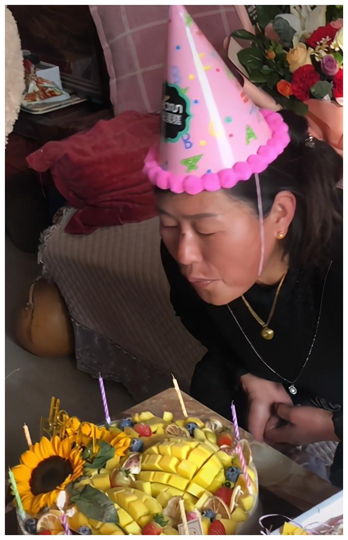 大衣嫂生日:大衣哥儿媳大走豪门阔太风路线,婆婆的蛋糕却太寒酸