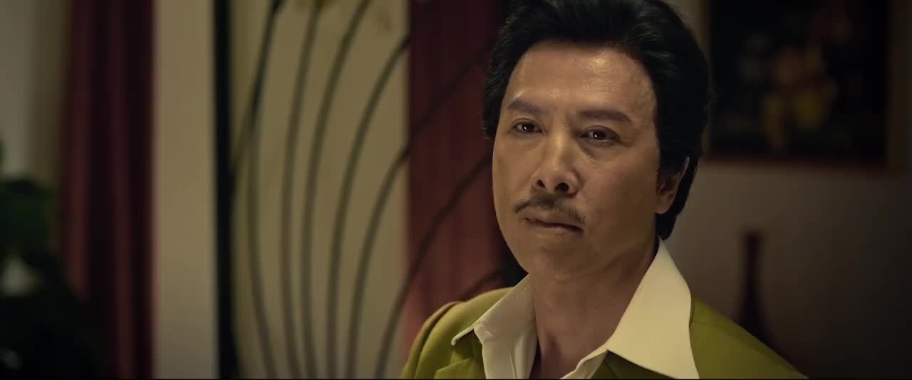 追龙当着跛豪的面阴阳怪气他现在的跛豪已经不是当年的跛豪了