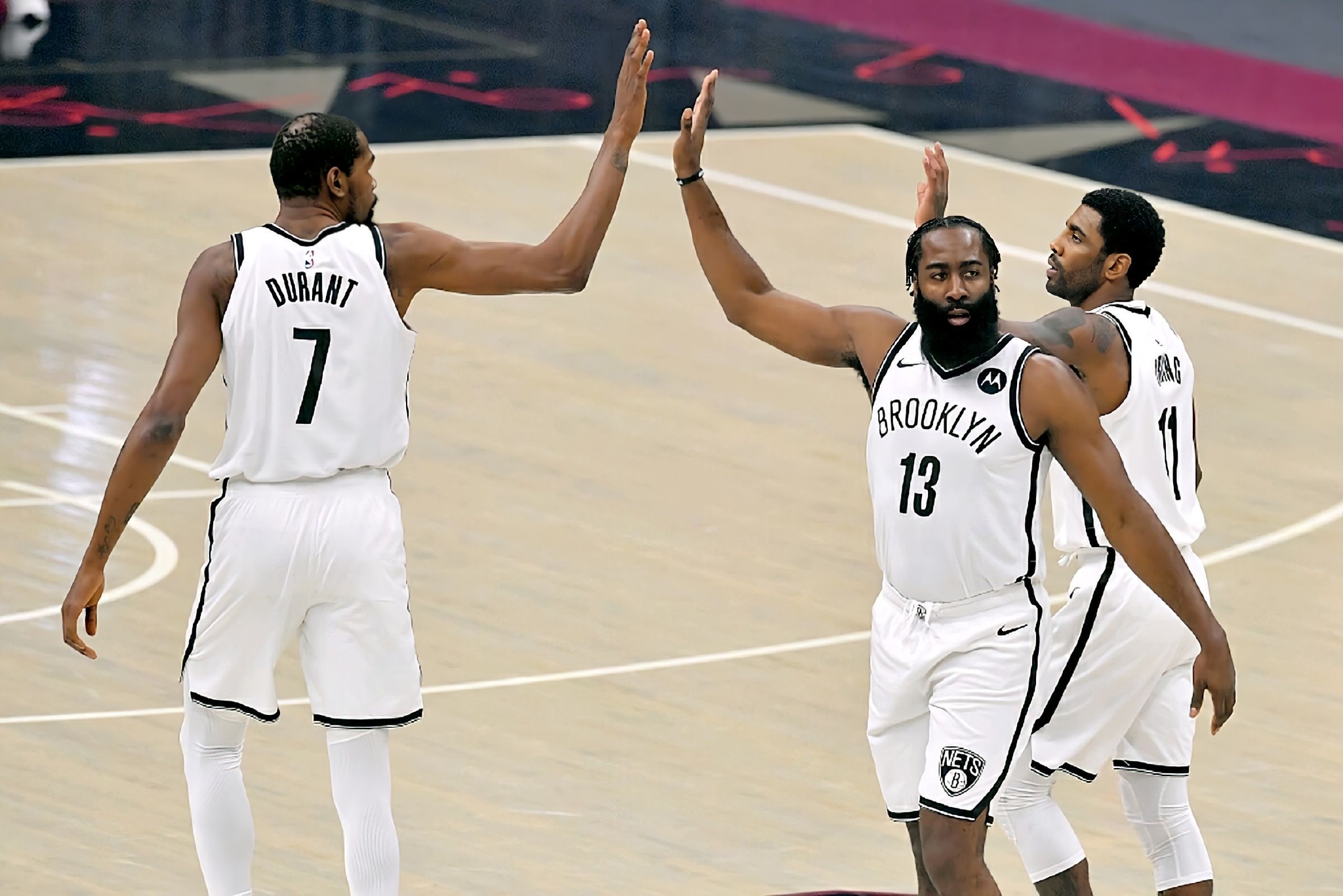 NBA集锦杜兰特携手队友默契配合上演精彩连线的全能之夜