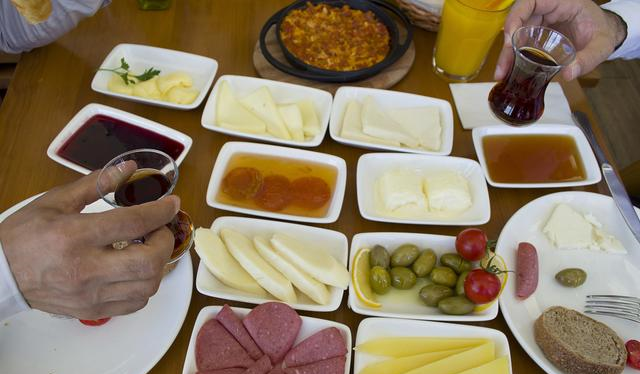 饭桌上面最让人反感的6种行为,吧唧嘴都不算啥,有的真无法忍受休闲区蓝鸢梦想 - Www.slyday.coM 饭桌上面最让人反感的6种行为,吧唧嘴都不算啥,有的真无法忍受休闲区蓝鸢梦想 - Www.slyday.coM