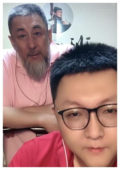63岁的陆树铭和他的儿子现场直播,这对父子不在同一个框架里