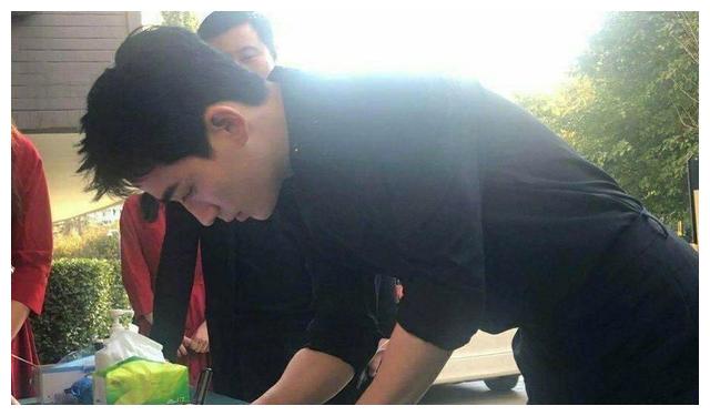 朱一龙现身北电参加校庆，路透照下这颜值，真的有32岁？休闲区蓝鸢梦想 - Www.slyday.coM