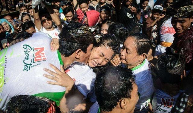 国外最“开放”的节日，当天可以亲吻身边陌生人，人们泼水送祝福