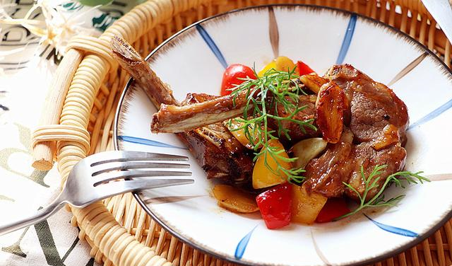 蒜香煎羊排主料:羊排4块,蒜20克,茴香菜10克,红甜椒15克,黄甜椒15克