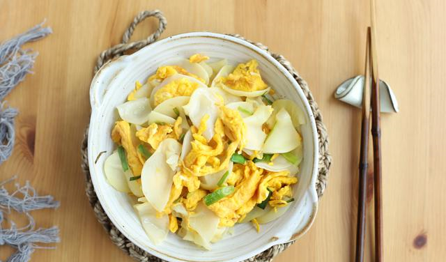 高山海拔高,种出来的蔬菜味道就是格外的好吃,木耳,蘑菇也是上等的