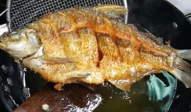 这才是炸全鱼的家常做法只要加上它隔壁邻居都来家里抢着吃