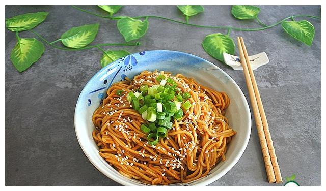 马上到二伏别忘了这个好吃更好做的猪油拌面呀