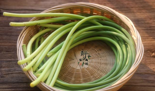 2,煮小半锅清水,水开后撒少许盐,滴几滴食用油进去,然后再放入蒜苔,焯