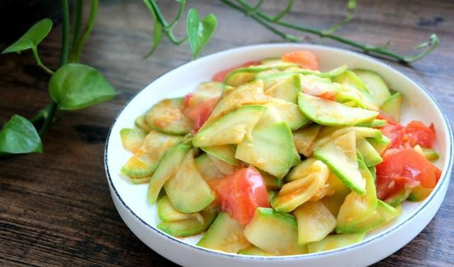 西葫芦别再炒肉了放个番茄炒一炒做法简单清淡营养好吸收