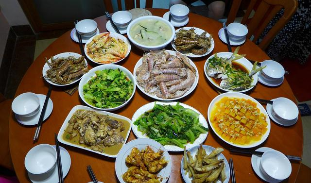 饭桌上面最让人反感的6种行为,吧唧嘴都不算啥,有的真无法忍受休闲区蓝鸢梦想 - Www.slyday.coM 饭桌上面最让人反感的6种行为,吧唧嘴都不算啥,有的真无法忍受休闲区蓝鸢梦想 - Www.slyday.coM