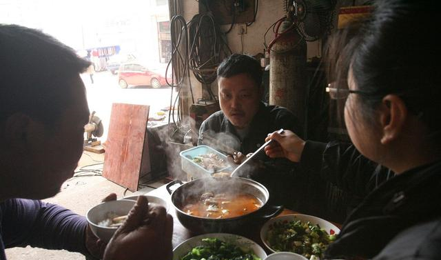 饭桌上面最让人反感的6种行为,吧唧嘴都不算啥,有的真无法忍受休闲区蓝鸢梦想 - Www.slyday.coM 饭桌上面最让人反感的6种行为,吧唧嘴都不算啥,有的真无法忍受休闲区蓝鸢梦想 - Www.slyday.coM