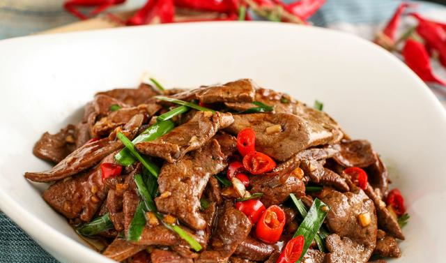 炒猪肝时,万不可直接下锅炒,多加这关键一步,猪肝嫩滑还不腥气|猪肝