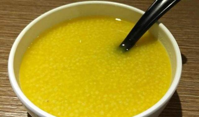在家熬小米粥时很多人做了这1步怪不得小米粥不好喝