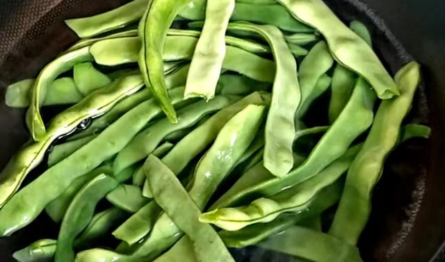 芸豆别再炒着吃了,加一块猪肉,一蒸一烙,馅料充足,上桌遭疯抢休闲区蓝鸢梦想 - Www.slyday.coM 芸豆别再炒着吃了,加一块猪肉,一蒸一烙,馅料充足,上桌遭疯抢休闲区蓝鸢梦想 - Www.slyday.coM