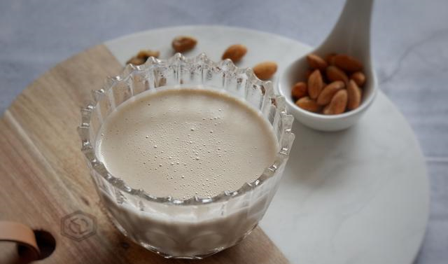 红枣花生杏仁露主要的食材是红枣,花生,杏仁,这三种食材都具有很高的