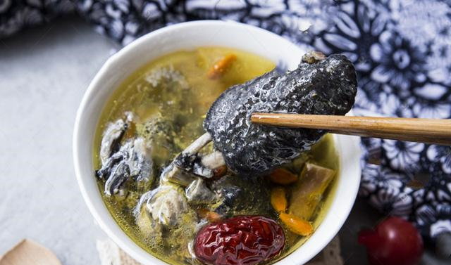 做乌鸡汤最忌直接下锅煮多加一步浓郁又香甜比羊汤还大补