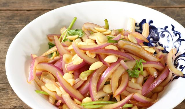 买洋葱时选紫皮还是白皮老菜农教你一招别再买错了