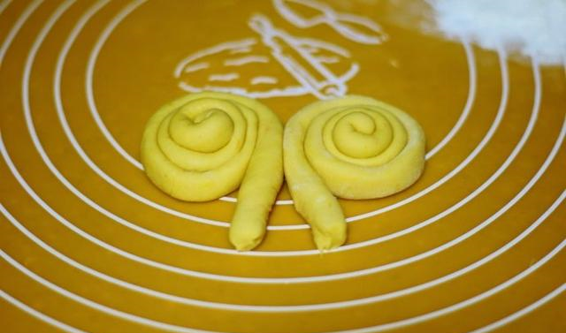 手把手教你做好吃又好看的花卷，孩子看到后直夸妈妈太利害！休闲区蓝鸢梦想 - Www.slyday.coM