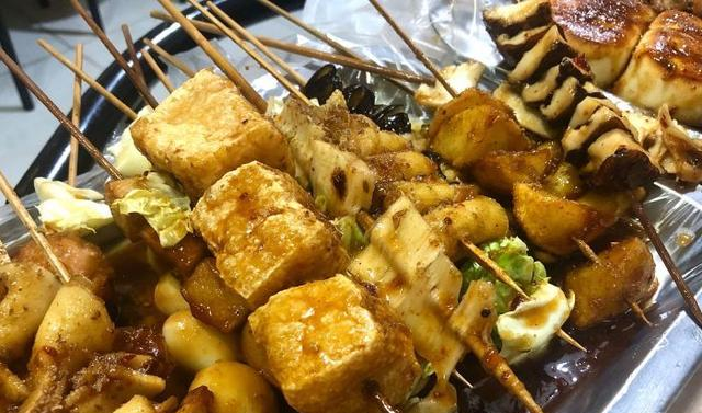 天津不起眼的小破店,靠鸡肉串火了17年,不到6点店里坐满人休闲区蓝鸢梦想 - Www.slyday.coM 天津不起眼的小破店,靠鸡肉串火了17年,不到6点店里坐满人休闲区蓝鸢梦想 - Www.slyday.coM