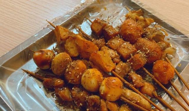 天津不起眼的小破店,靠鸡肉串火了17年,不到6点店里坐满人休闲区蓝鸢梦想 - Www.slyday.coM 天津不起眼的小破店,靠鸡肉串火了17年,不到6点店里坐满人休闲区蓝鸢梦想 - Www.slyday.coM