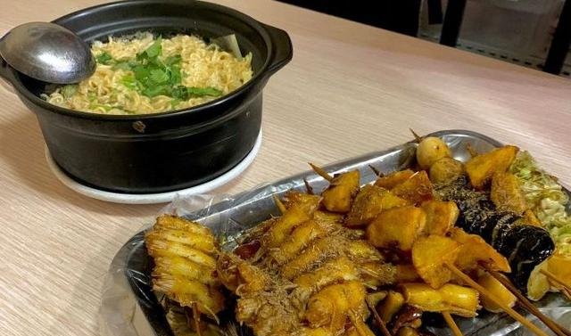 天津不起眼的小破店,靠鸡肉串火了17年,不到6点店里坐满人休闲区蓝鸢梦想 - Www.slyday.coM 天津不起眼的小破店,靠鸡肉串火了17年,不到6点店里坐满人休闲区蓝鸢梦想 - Www.slyday.coM