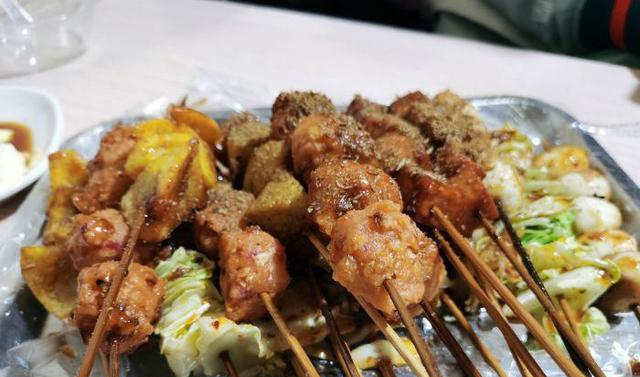 天津不起眼的小破店,靠鸡肉串火了17年,不到6点店里坐满人休闲区蓝鸢梦想 - Www.slyday.coM 天津不起眼的小破店,靠鸡肉串火了17年,不到6点店里坐满人休闲区蓝鸢梦想 - Www.slyday.coM