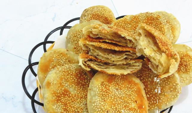 烧饼还在买着吃在家用平底锅就能做椒香酥脆层又多超级简单