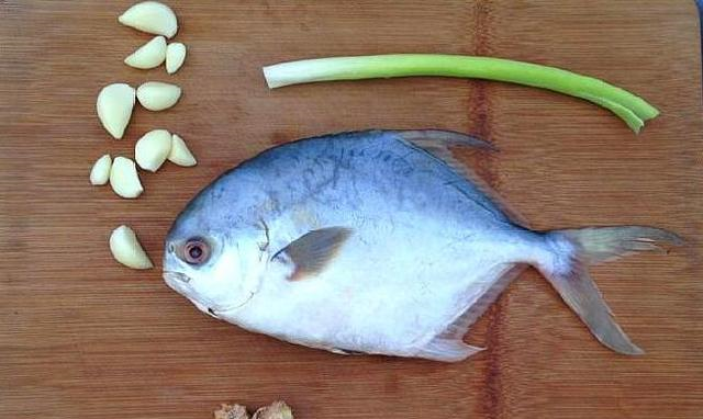 首相将银鲳鱼改刀,斜着来回改刀菱形的形状,两面都