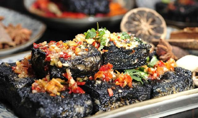 让老外“疯狂”的4大中国美食，第一种就把贝爷给吃“哭”了休闲区蓝鸢梦想 - Www.slyday.coM