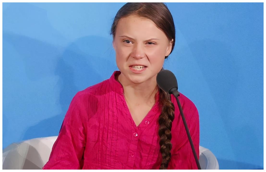 这个女孩叫格雷塔·桑伯格,一开始对于环保的意识是看到河道里的垃圾