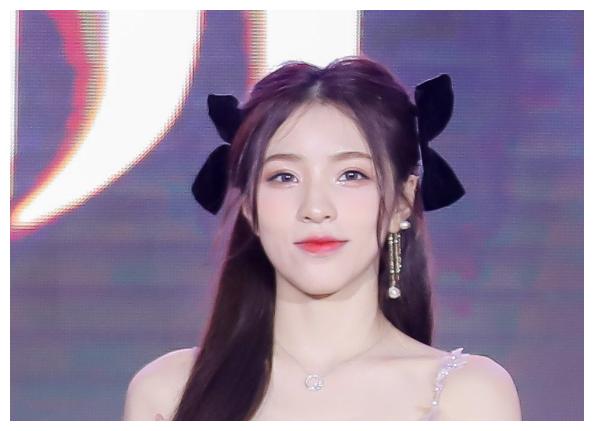 刘思瑶参加网红盛典线下近距离拍摄其实一点也不方