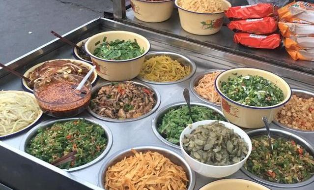 直击现场报道：长安沙头综合市场小巷子有什么好吃的小吃摊？