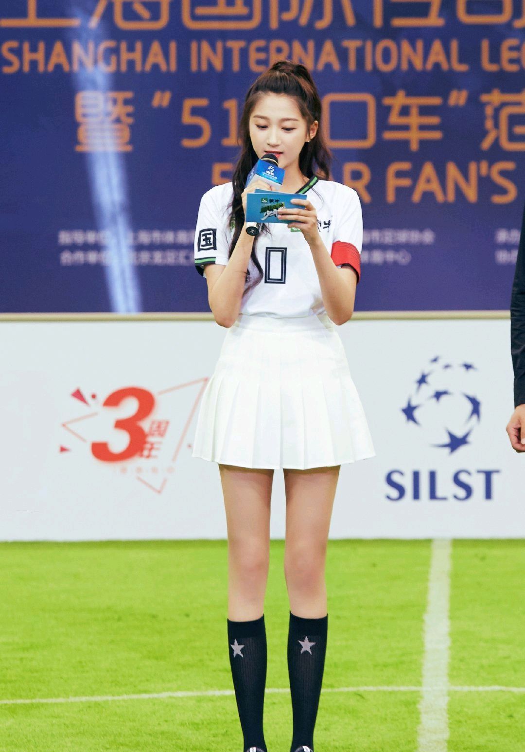 关晓彤化身0号足球宝贝女神范十足太秀美