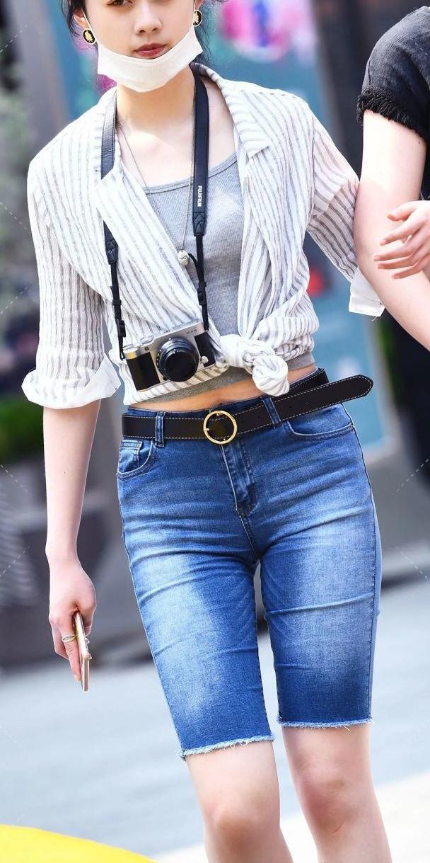 紧身牛仔短裤时尚小姐姐