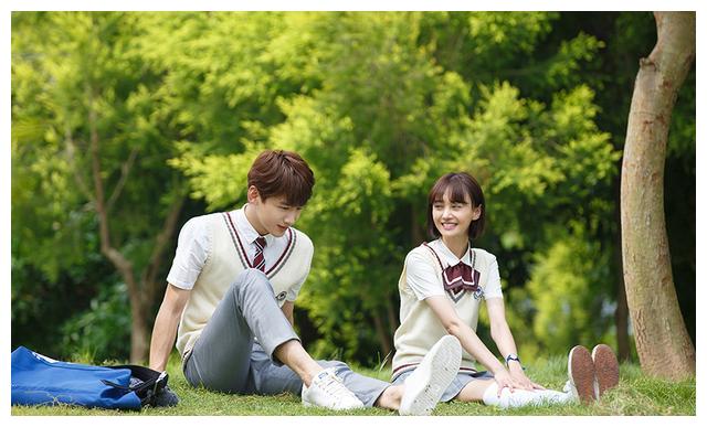 白敬亭跟郑爽合作过《夏至未至》,陆之昂对立夏的呵护让很多剧迷直呼