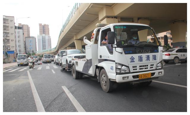 南宁交警再次出动30辆拖车拖移乱停机动车