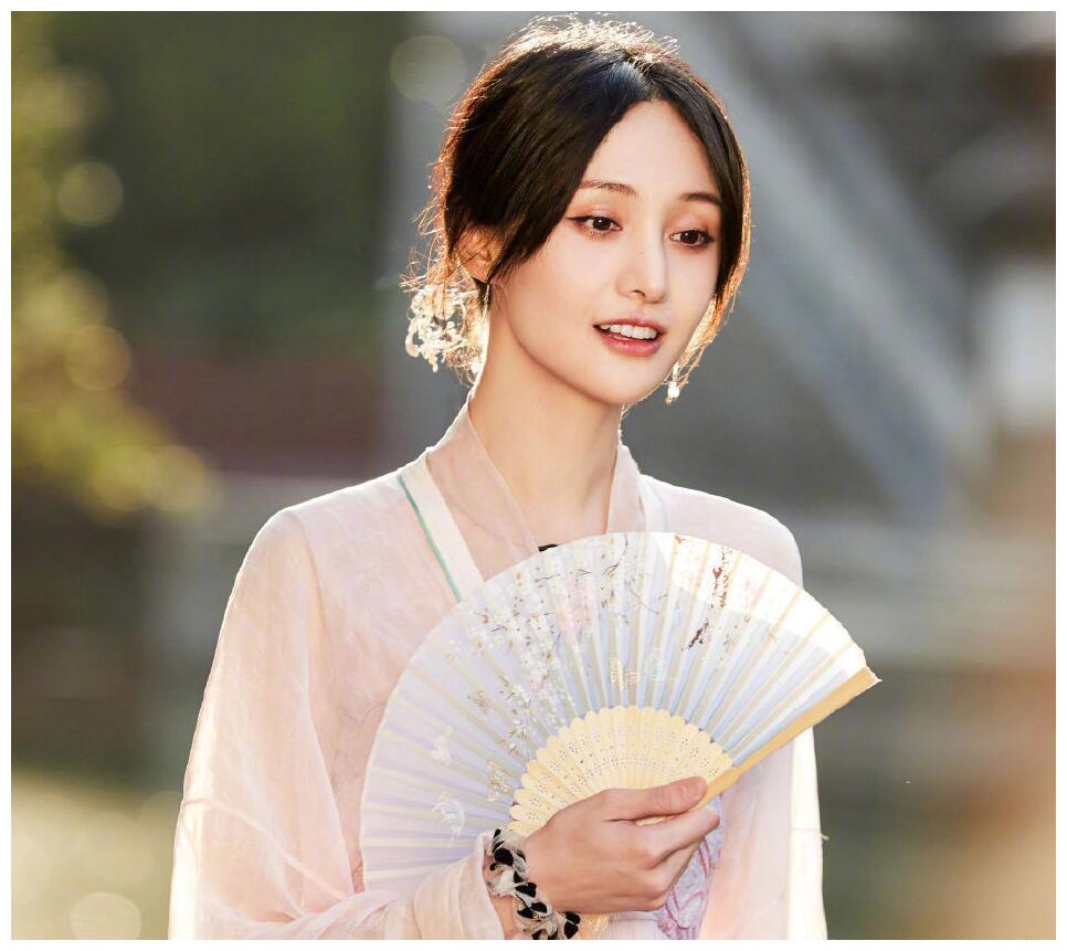 今日份郑爽美图粉色露肩星星纱裙古装汉服太美