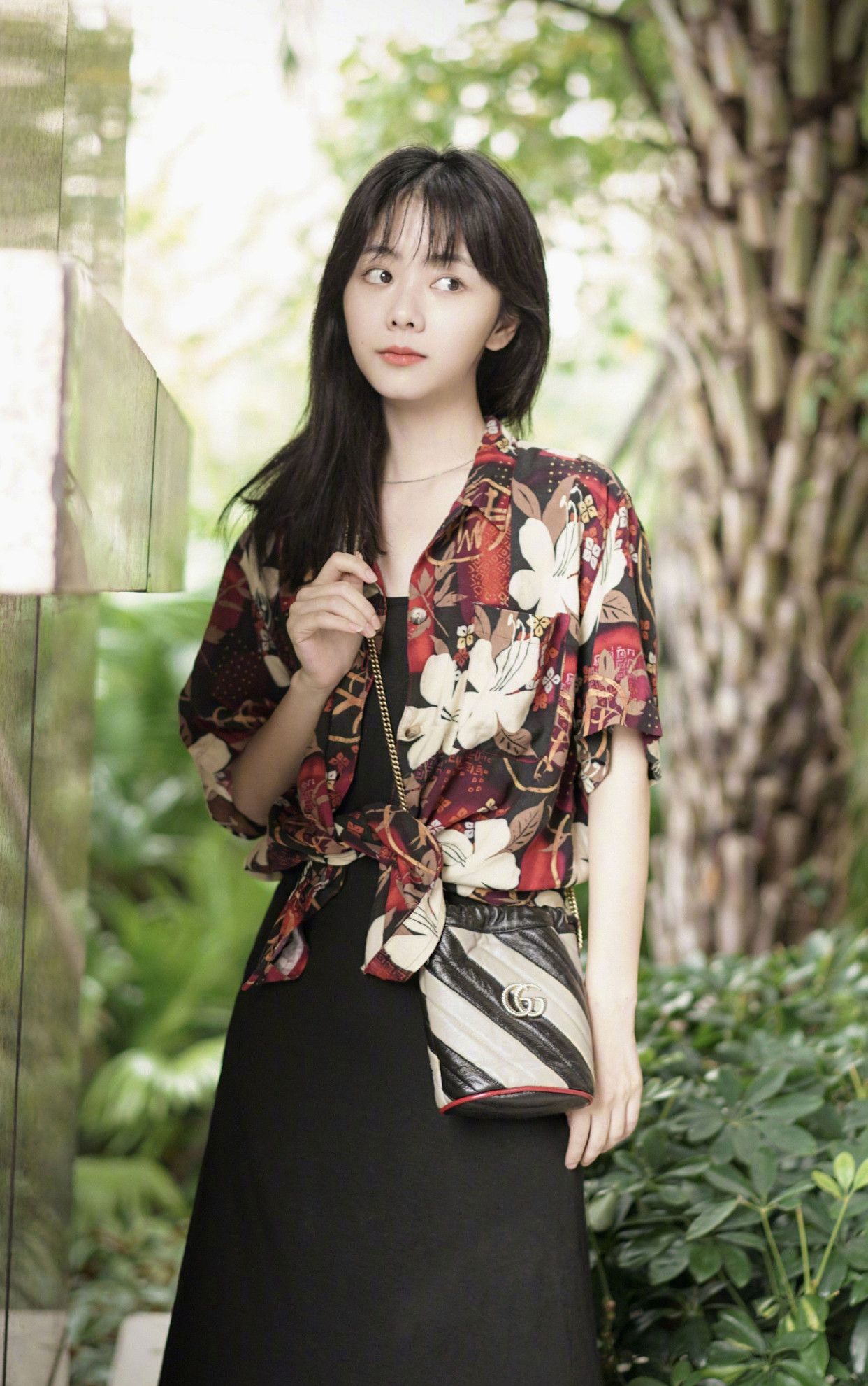 图一是女神谭松韵,长发的样子,女人味十足!