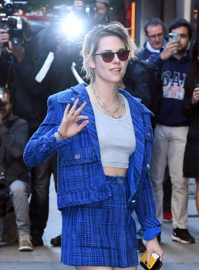 帅小k又上线啦!一身宝蓝色look搭配墨镜,黑皮鞋,美腿更抢镜