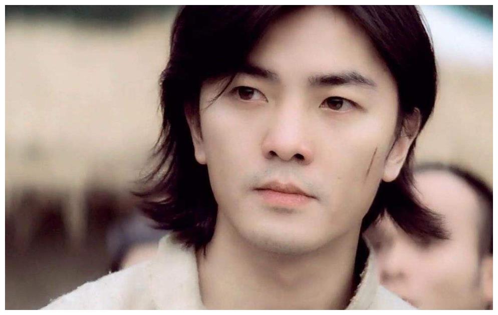 短发的郑伊健仍然很有魅力,虽然剪了寸头,但是显得更加有男子气概了