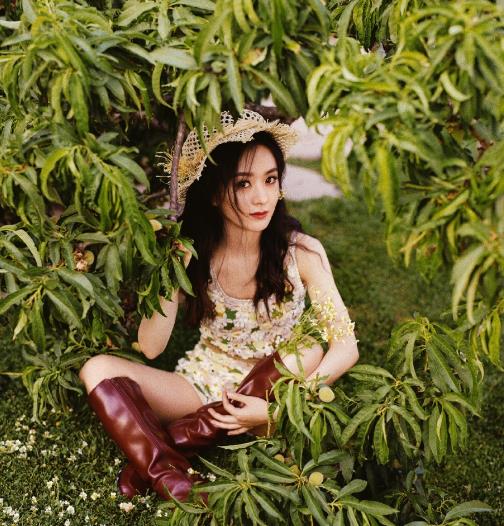 赵丽颖穿衣越来越大胆，“低腰裙”大秀美背，冯绍峰真不介意？